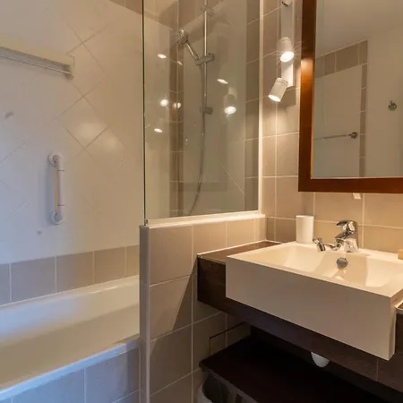 Apartment Beautiful Flat With Swimming Pool Tennis Court And Private Car Parking 264